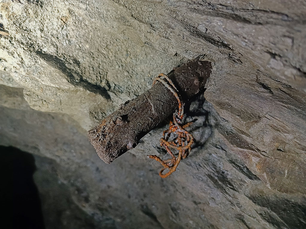 Alte Installationsreste für Strom in Ostermorgen