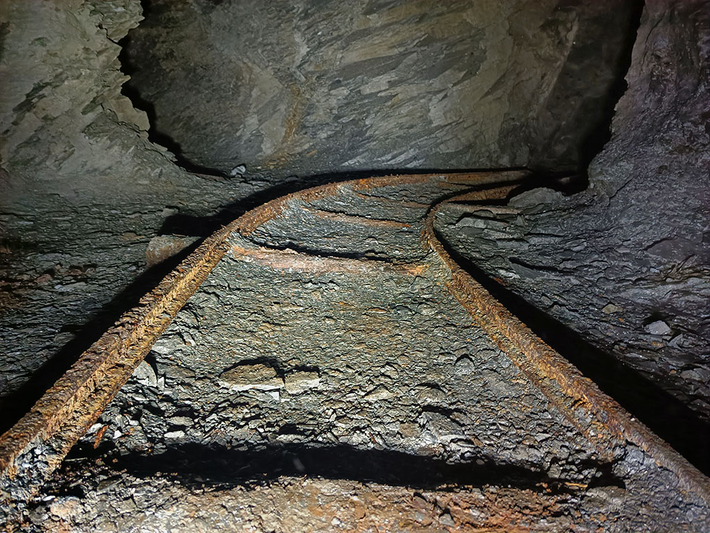 Schiefergrube Ostermorgen - Gleisbett im Altbergbau Gleisbett in der Schiefergrube Ostermorgen