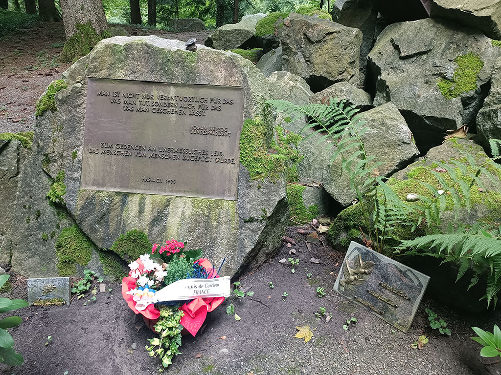 Im stillen Gedenken an der Vulkan Gedenkstätte