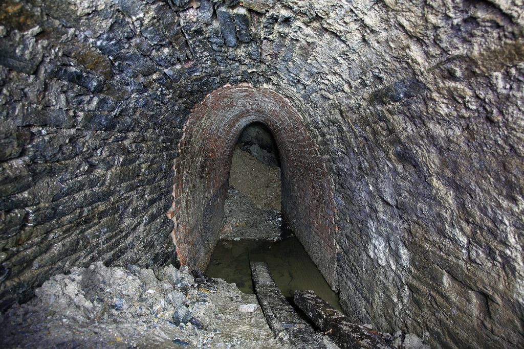 Alter verlassener Stollen in der Fundgrube Wolfgangmassen