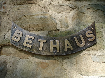 Eingangsschild am Bethaus